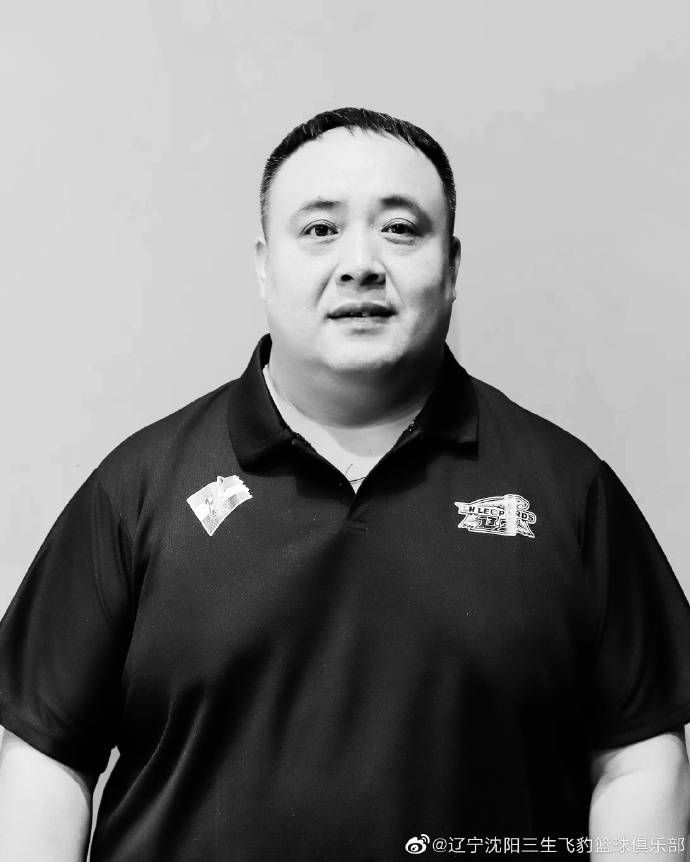 大学情侣野外吃奶捏胸