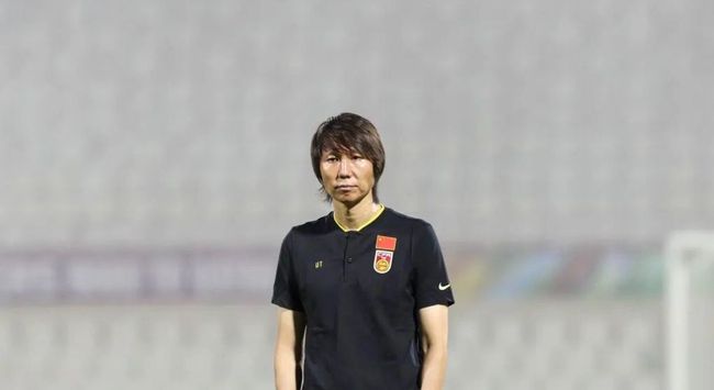 美女扒开尿口让男人桶视频